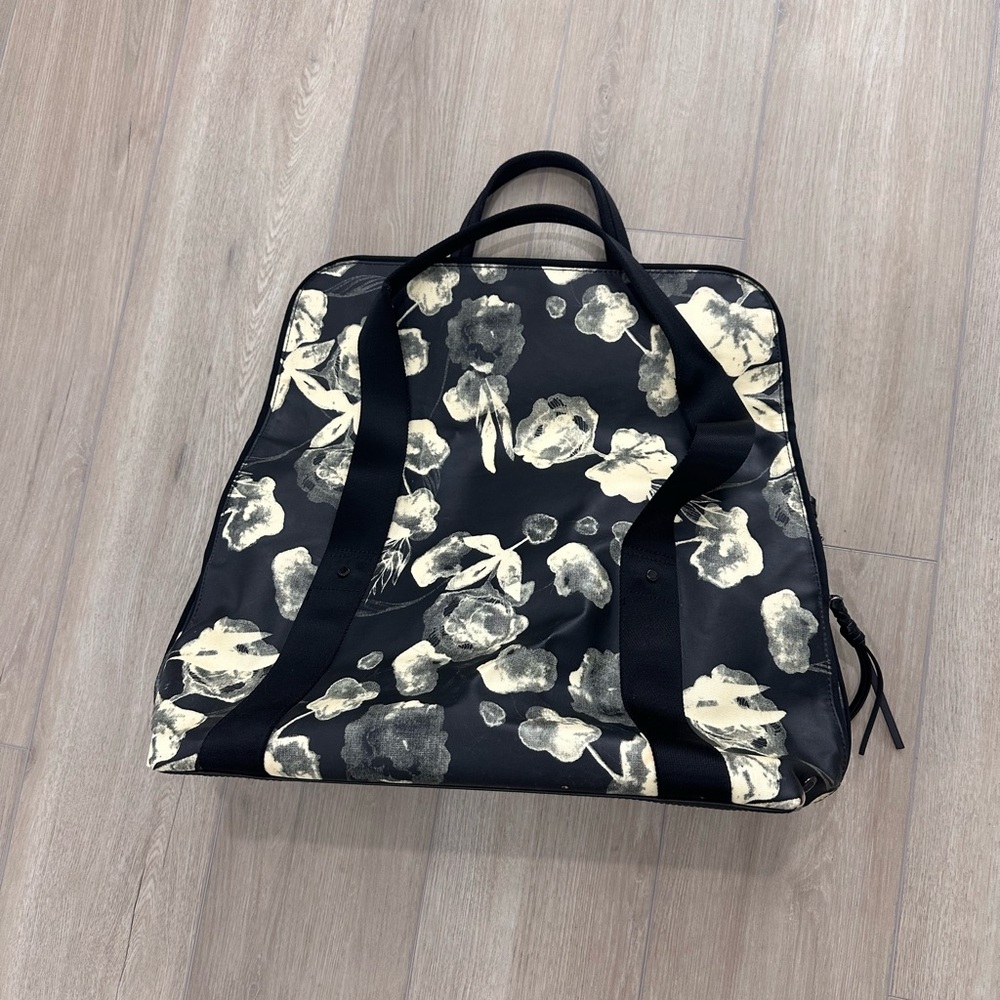 lululemon athletica Black and White Floral Tote - Picture 7 of 11